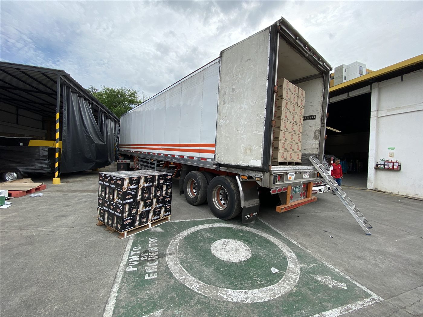 Tráiler cargado en el patio de ImpoExpor